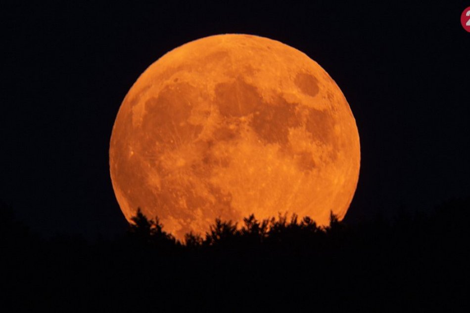 V OBRAZOCH: Čiastočné zatmenie Mesiaca nad Bystricou