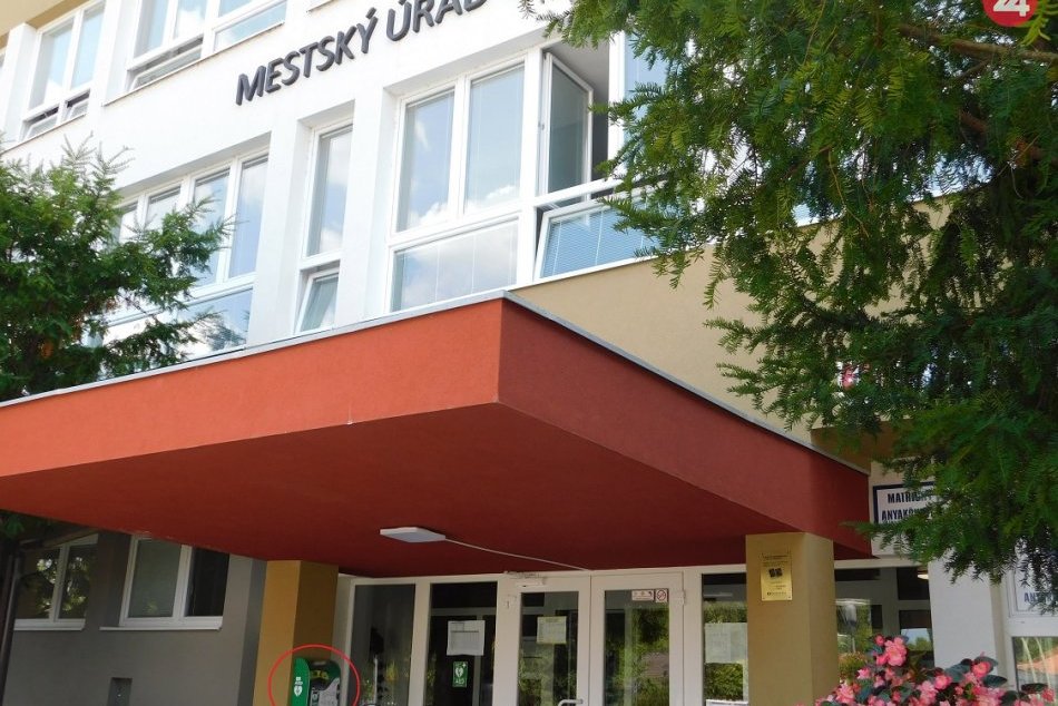 Pri vchode do budovy radnice v Štúrove pribudol nový defibrilátor