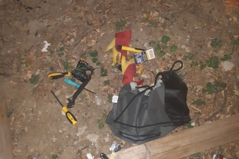 Policajti muža prichytili pri páčení zámku, dal sa na útek