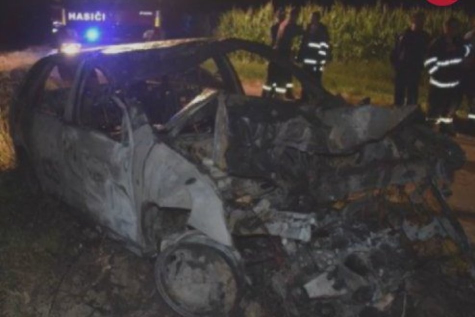Dráma na ceste pri Zlatých Moravciach: Iba 16-ročný vodič vrazil do stromu