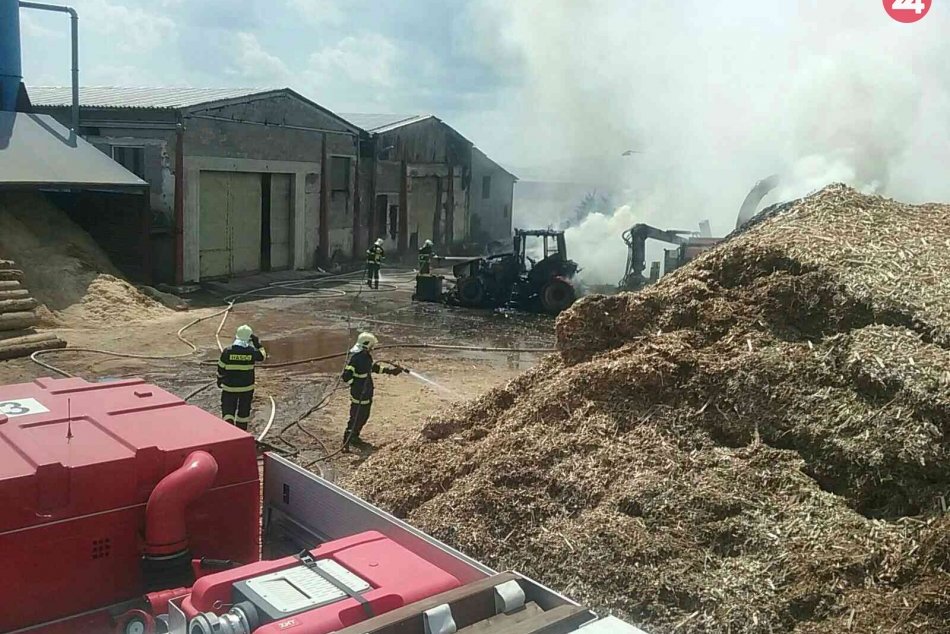 FOTO: Požiar traktora na hospodárskom dvore v obci Kostolná Ves