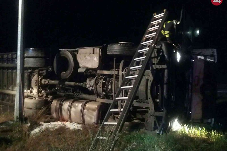 Dopravná nehoda v Trenčianskej Turnej: Zábery prevráteného kamióna