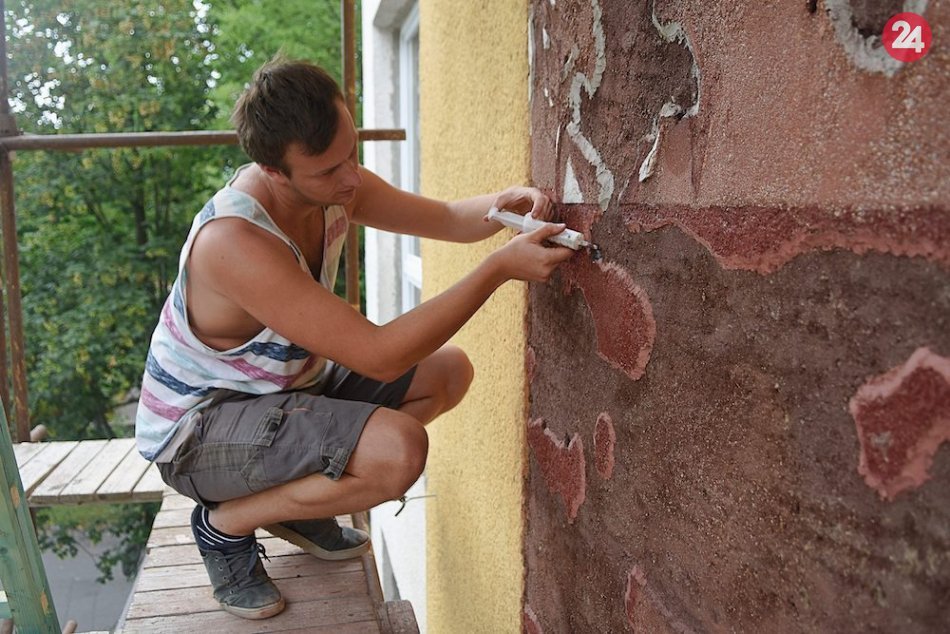 Pamiatkári rozhodli: Sgrafito Mozaikovej lady na budove školy treba zachrániť