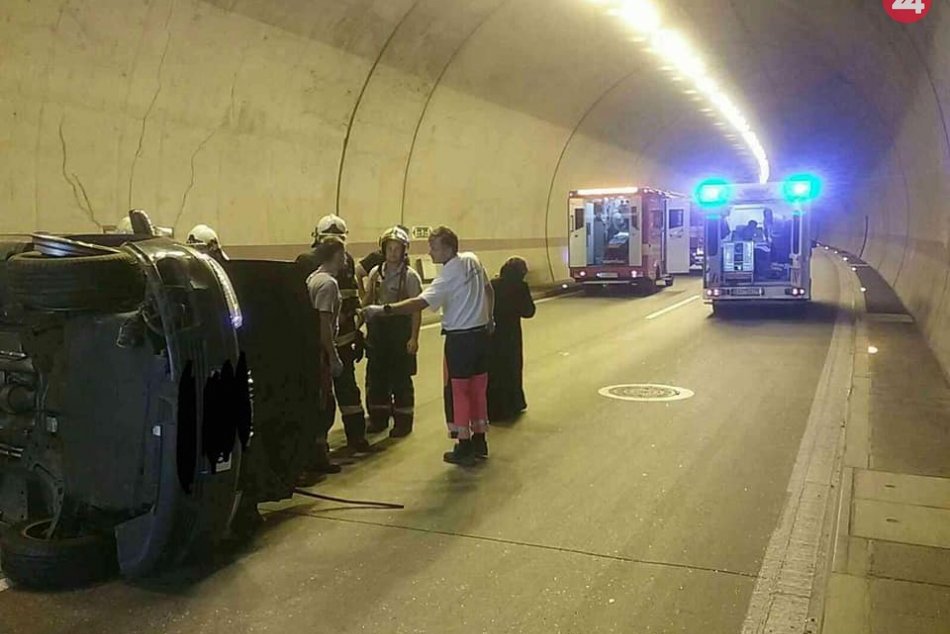 Prevrátené auto v tuneli Sitina