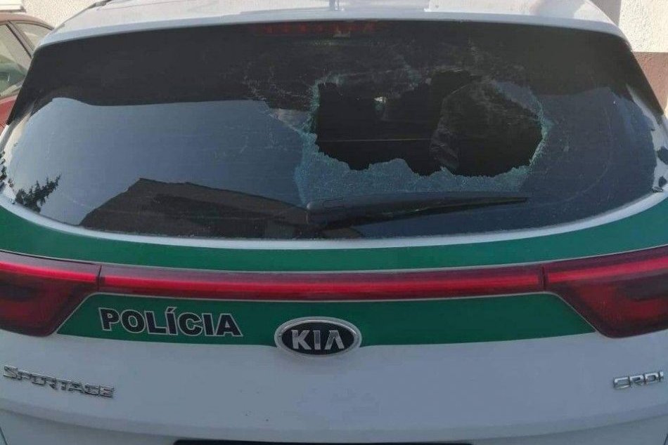 Páchateľ sa v Nových Zámkoch vyzúril na policajných autách