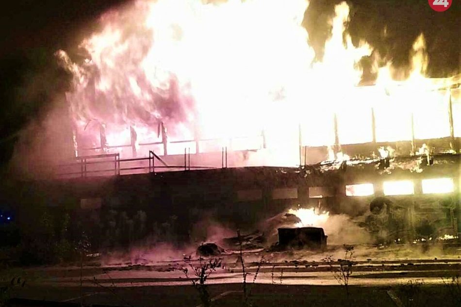 Požiar opusteného hotela v Belušských Slatinách: FOTO priamo z miesta