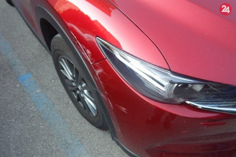 Zvýšený počet prípadov poškodených áut na parkoviskách v Považskej: Jeden z nich