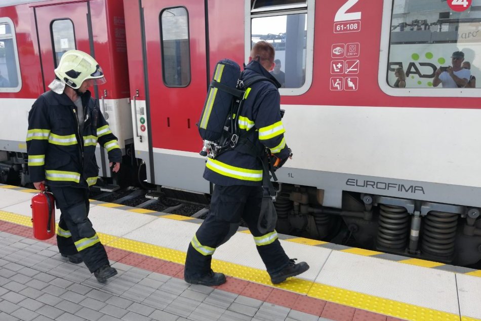 Na stanici zasahovali hasiči, z bŕzd vagónov sa valil dym