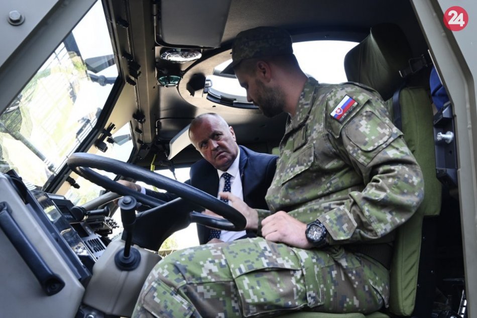 Nové vozidlá pre príslušníkov Ozbrojených síl SR odovzdal minister v Nemšovej