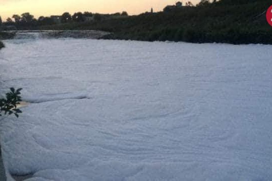 OBJEKTÍVOM: Na hladine rieky Hron vo Zvolene sa objavila biela pena