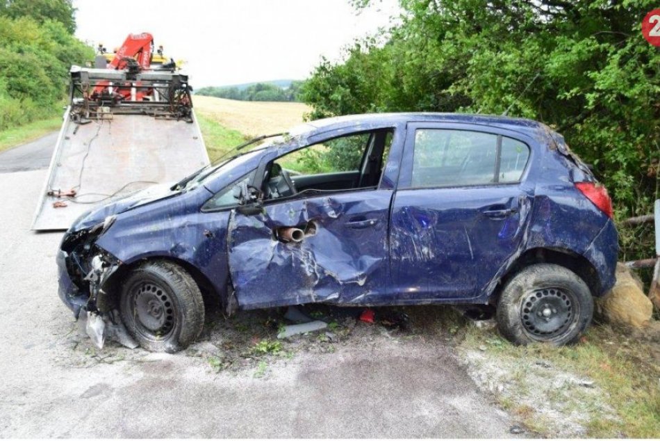Nehoda v okrese Trenčín: Vodiča a jeho spolujazdkyňu takmer prepichla kovová tyč