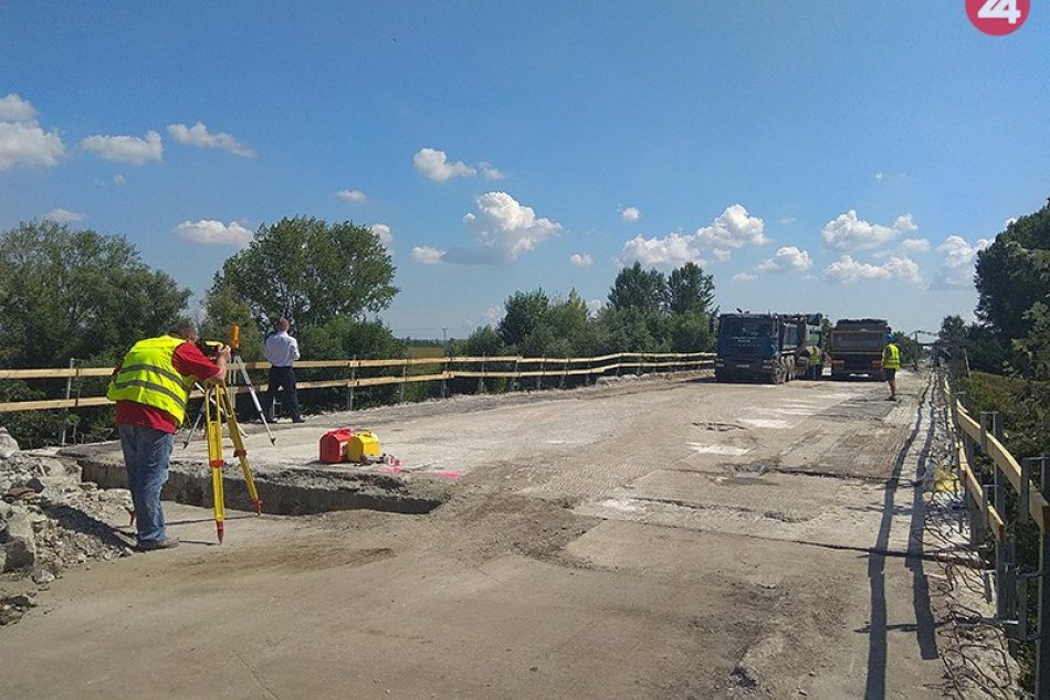 Kontrolné merania na rekonštruovanom moste pri Štrande v Nových Zámkoch