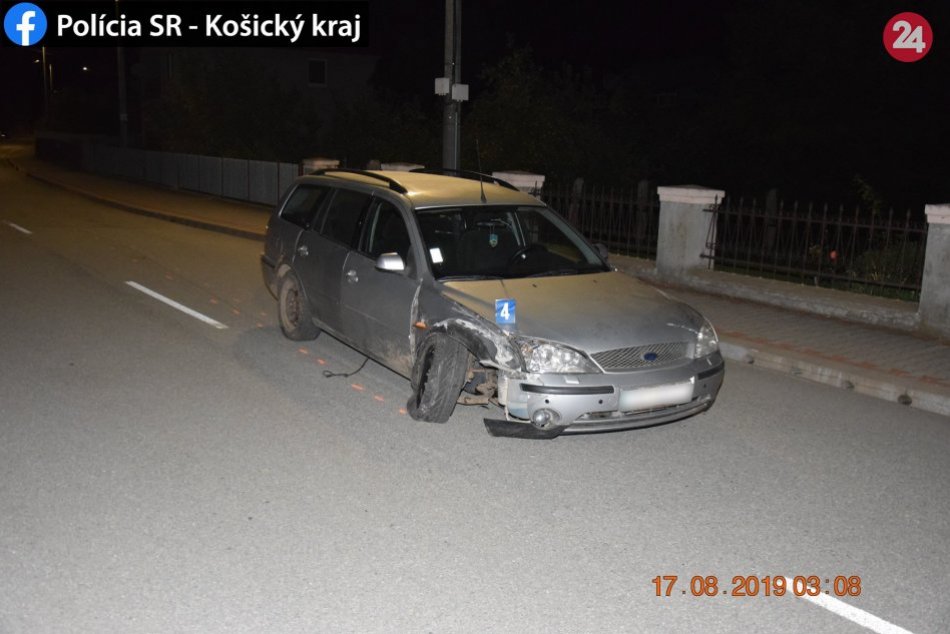 FOTO z nehody: Za volantom sedel opitý mladík bez vodičáku