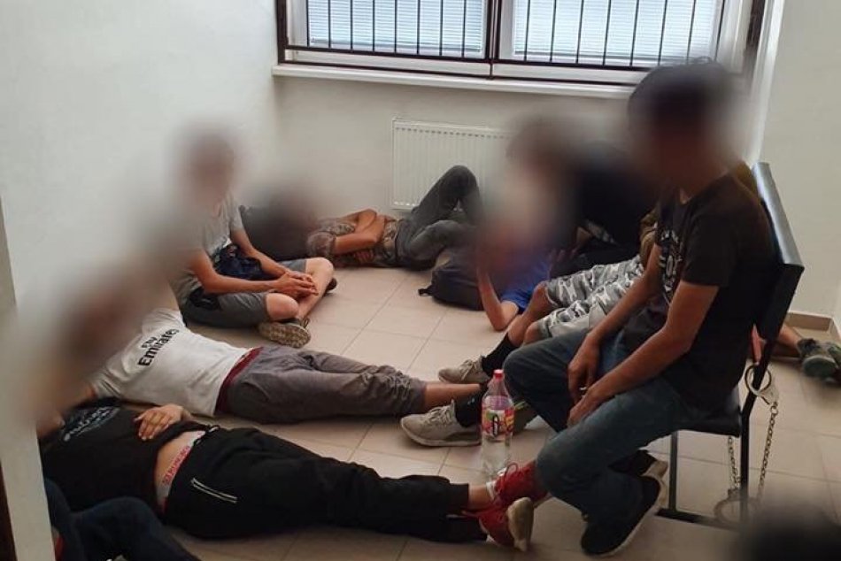 FOTO: Polícia zadržala v Štúrove migrantov z Afganistanu