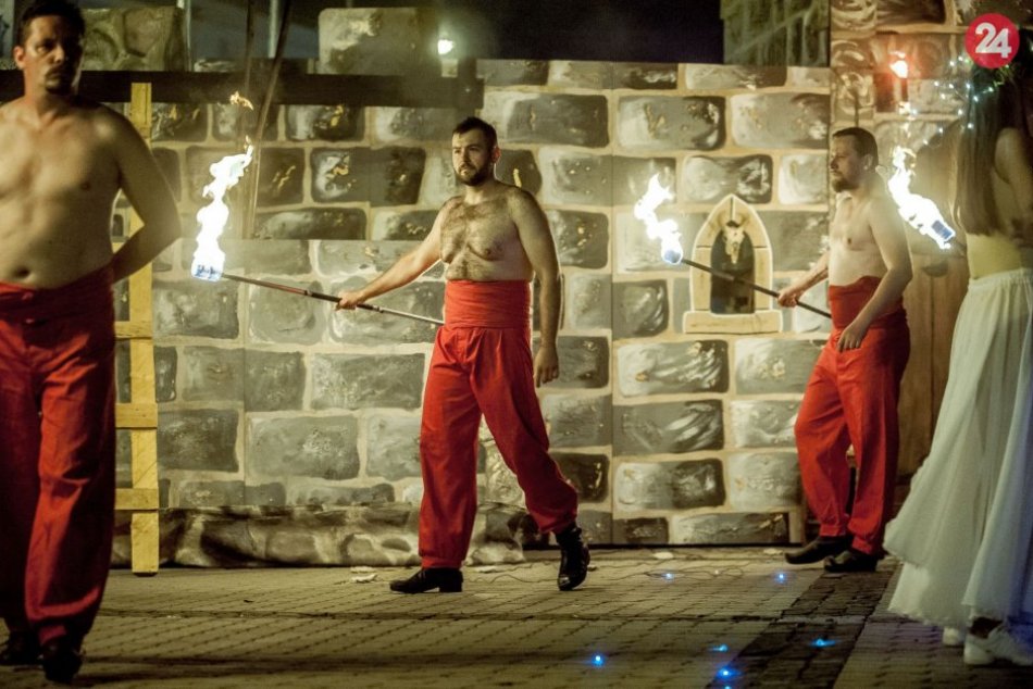 V OBRAZOCH: Audiovizuálna ohňová šou V znamení draka na bystrickom námestí