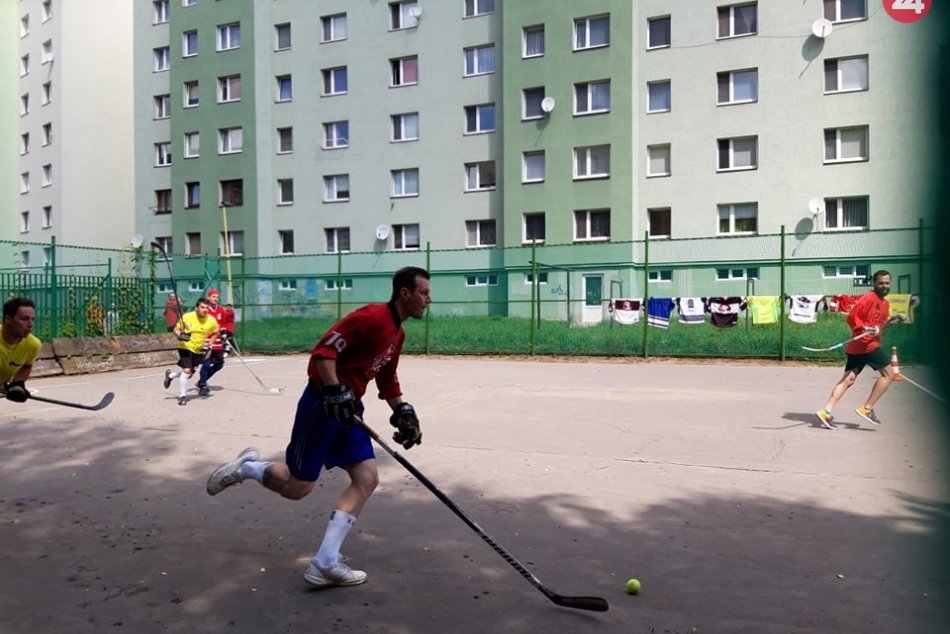 Zaspomínali si na niekdajšie časy: Takto zápolili hokejbalisti v Prešove