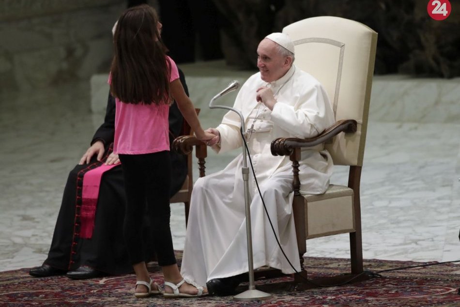 Pápež dovolil chorému dievčatku pobehovať po pódiu