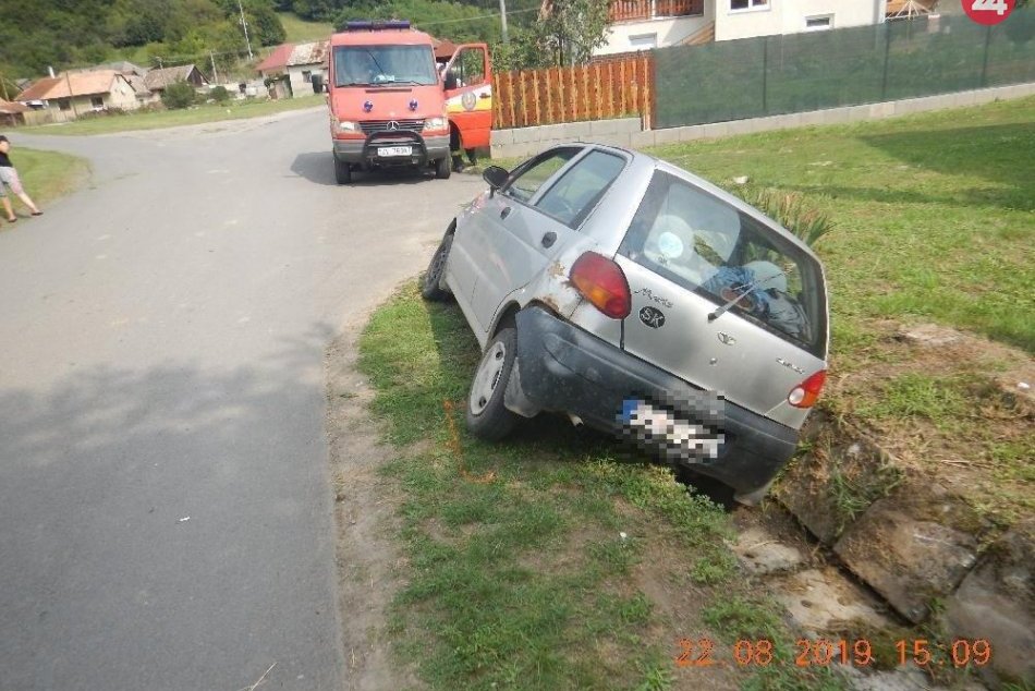 V OBRAZOCH: Žena bez vodičáku zrazila chodca. Zábery z miesta nehody