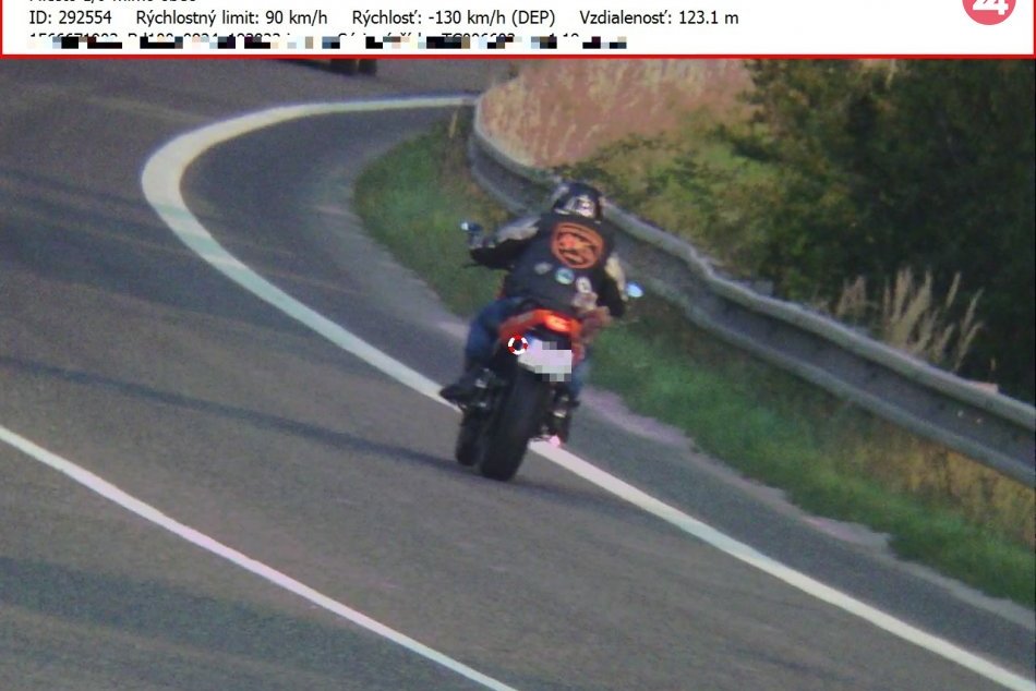 FOTO: Na ceste I/9 v k.o. Mníchova Lehota namerali motocyklistovi 130 km/h