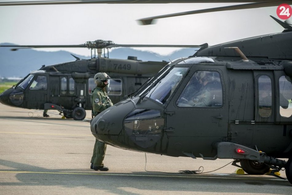 V OBRAZOCH: Na letisko v Sliači prileteli nové vrtuľníky Black Hawk
