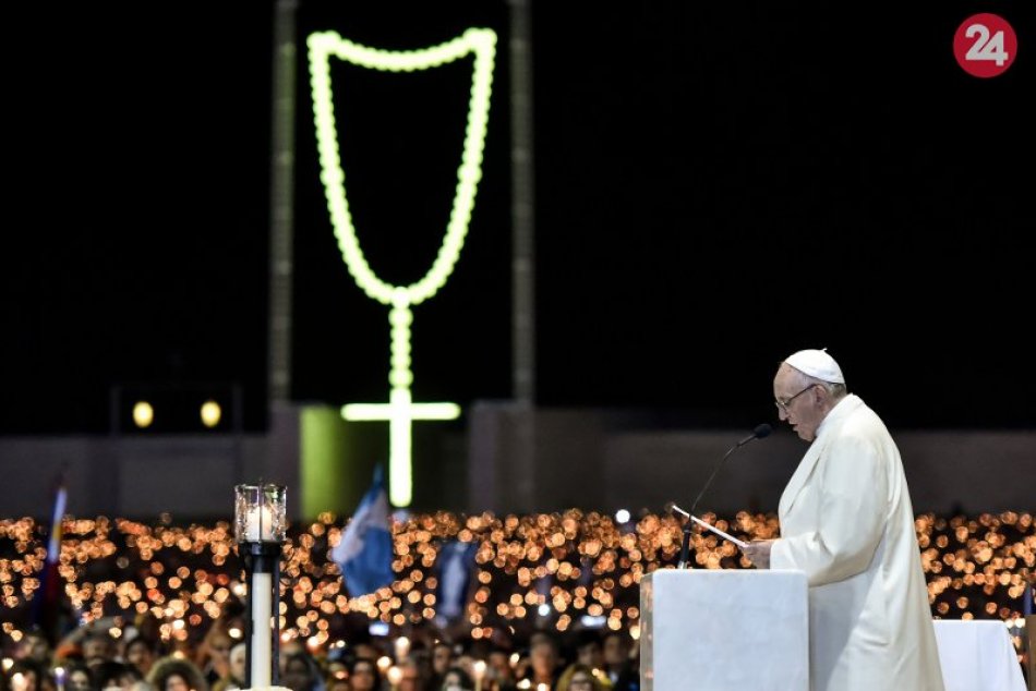Pápež František na návšteve v portugalskom pútnickom meste Fatima v máji 2017