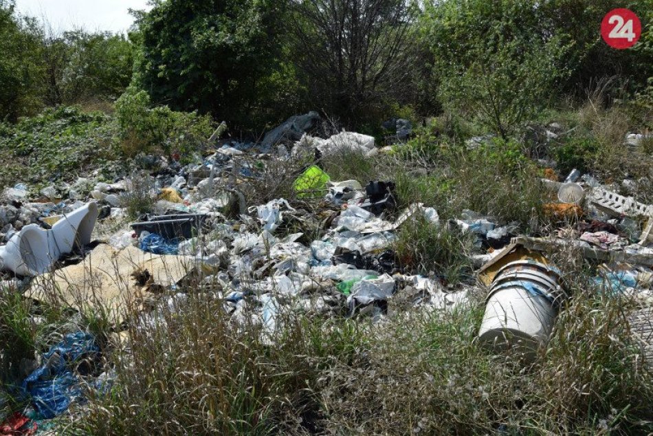 Nelegálna skládka odpadu v Mani