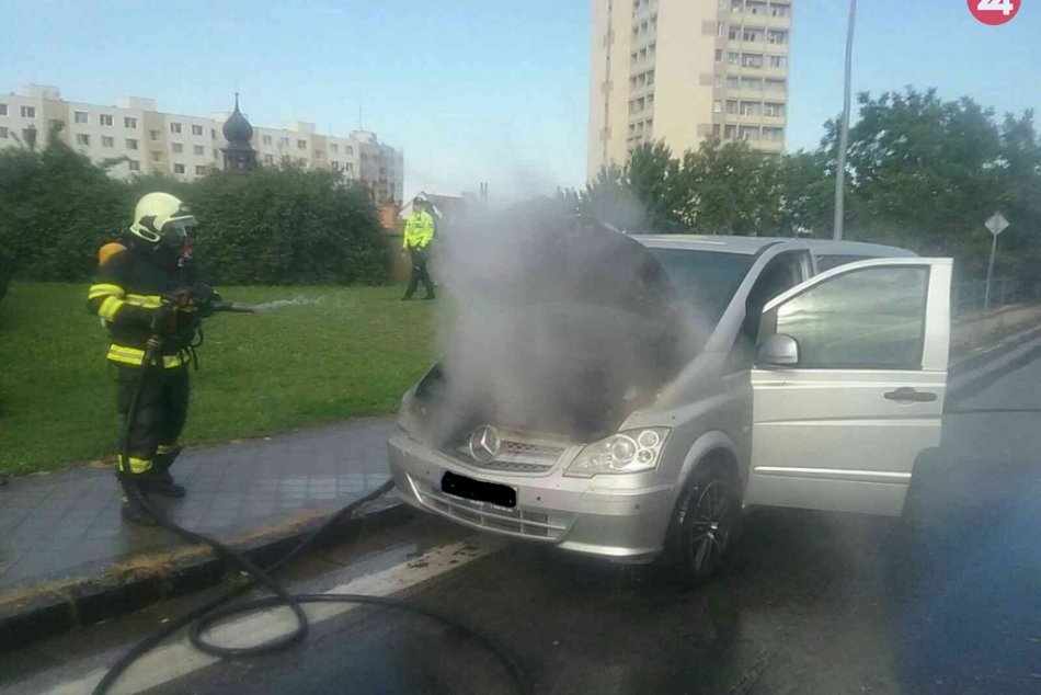 Auto zachvátili plamene: Požiar zapríčinil dopravný kolaps