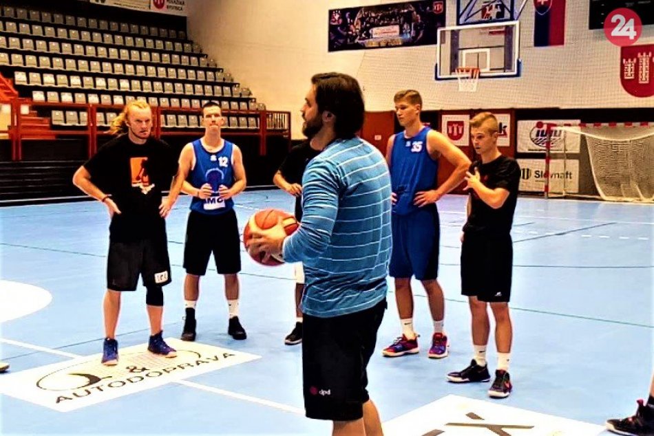 Basketbalový tím mužov Považskej Bystrice sa po roku obnovil: Zábery z tréningu