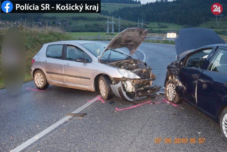 V okrese Spišská došlo k čelnej zrážke vozidiel: FOTKY z miesta