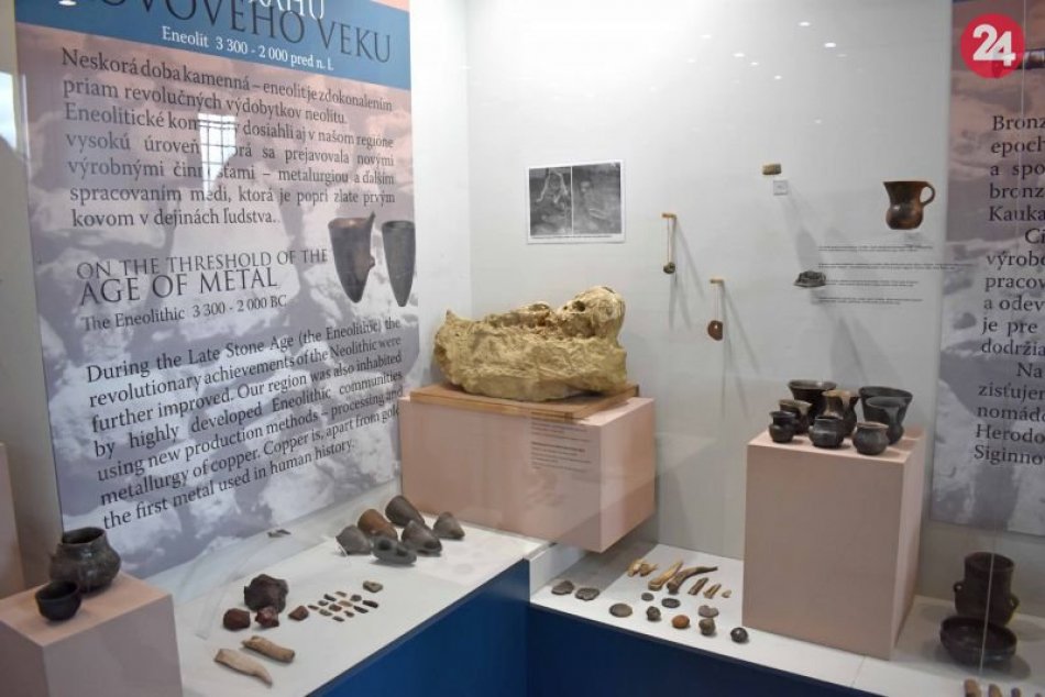 Zbierky Trenčianskeho hradu obohatil kostrový hrob dieťaťa z doby bronzovej