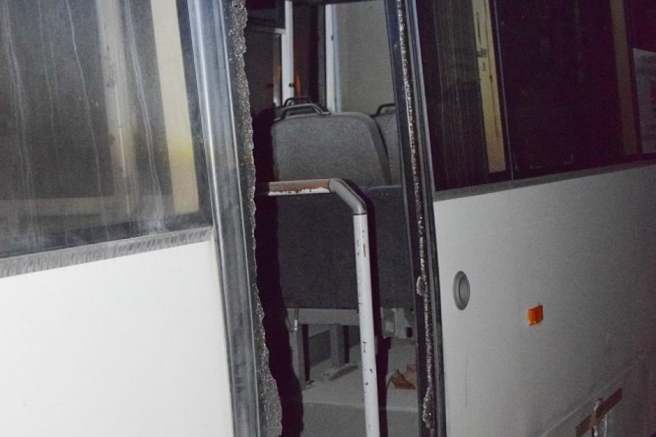 OBRAZOM: Neznámy páchateľ poškodil v Poprade zaparkované autobusy