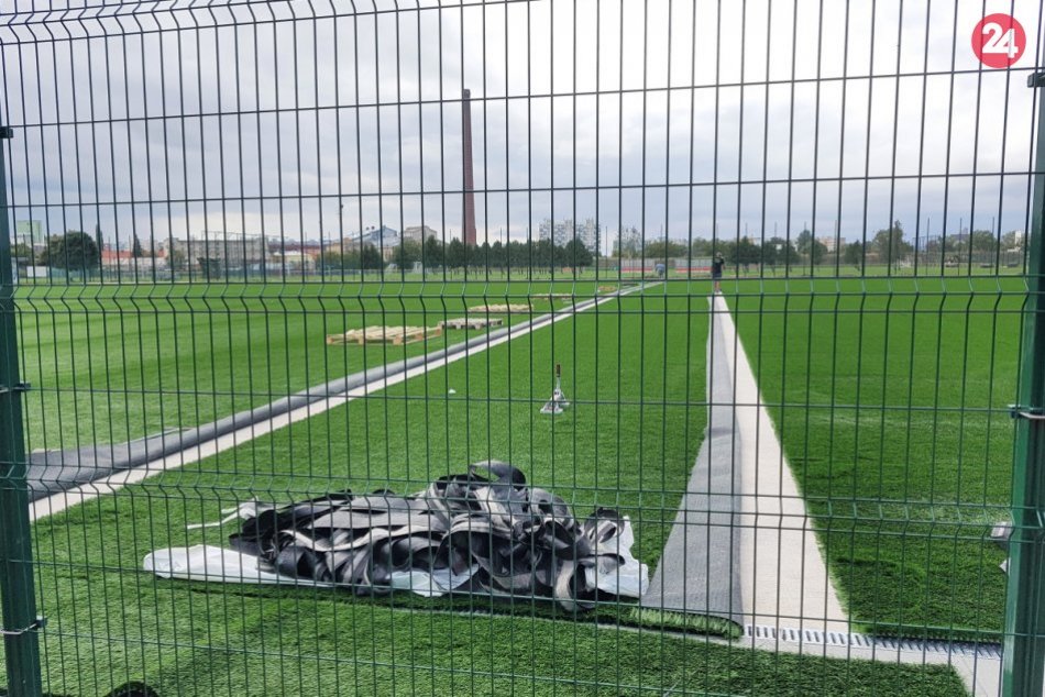 Revitalizácia športového areálu Slávia: Futbalové ihrisko s umelou trávou