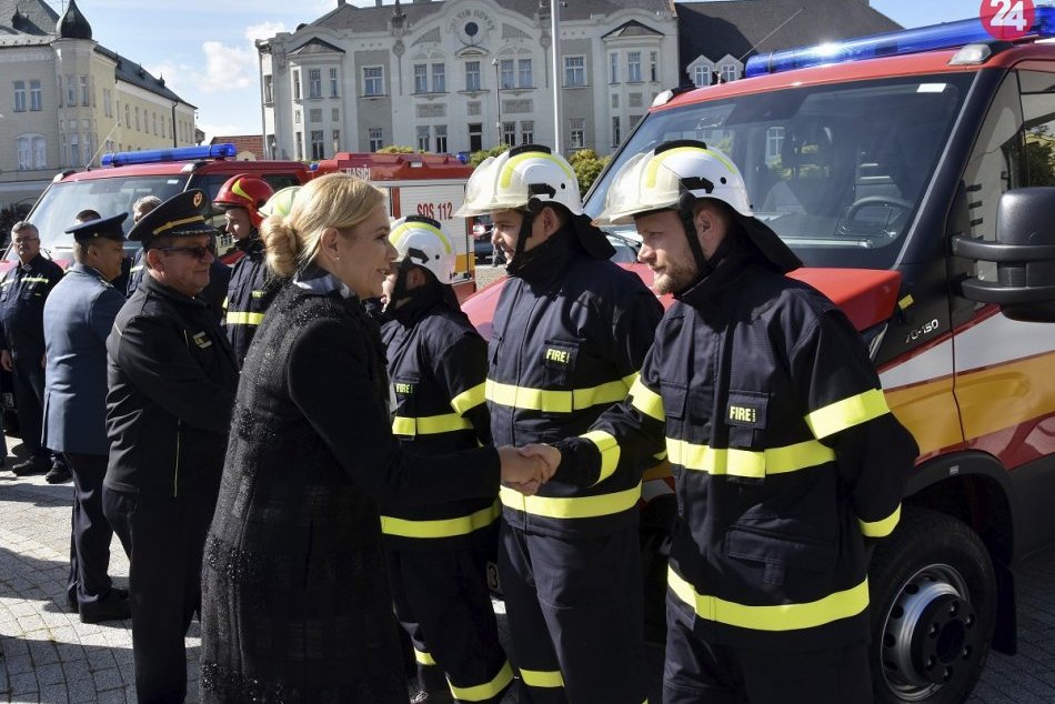 Viaceré obce a mestá v Nitrianskom kraji si prevzali nové hasičské autá, FOTO