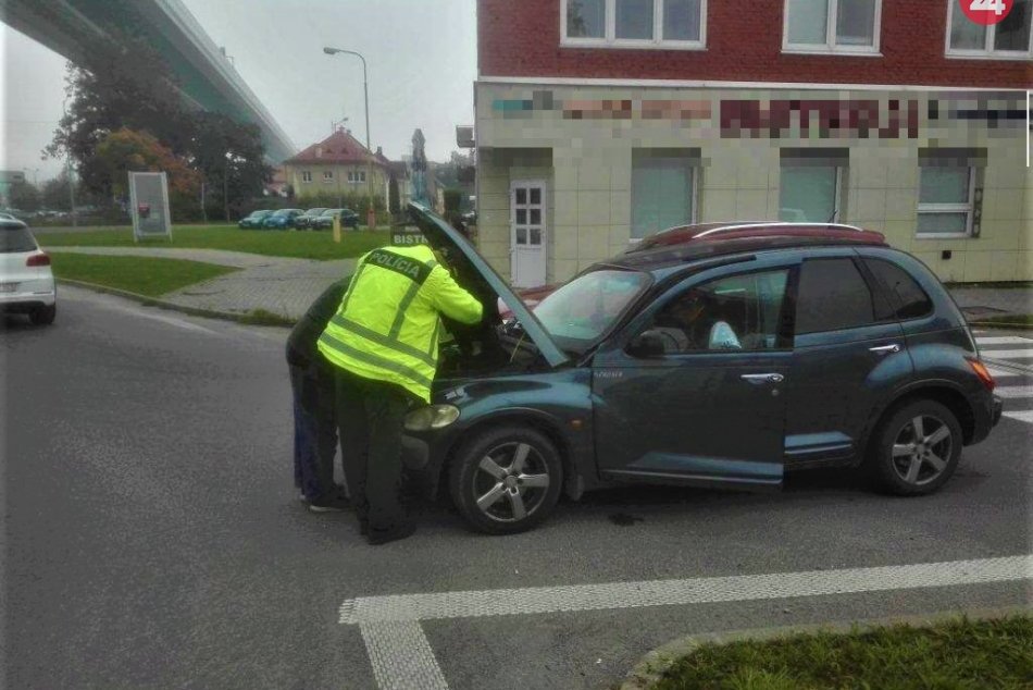 FOTO: V Považskej došiel autu benzín, vodič ho išiel zohnať a vybila sa baterka