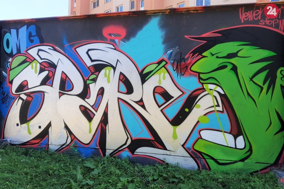 Protihlukovú bariéru na Špačinskej ceste už roky zdobia graffiti