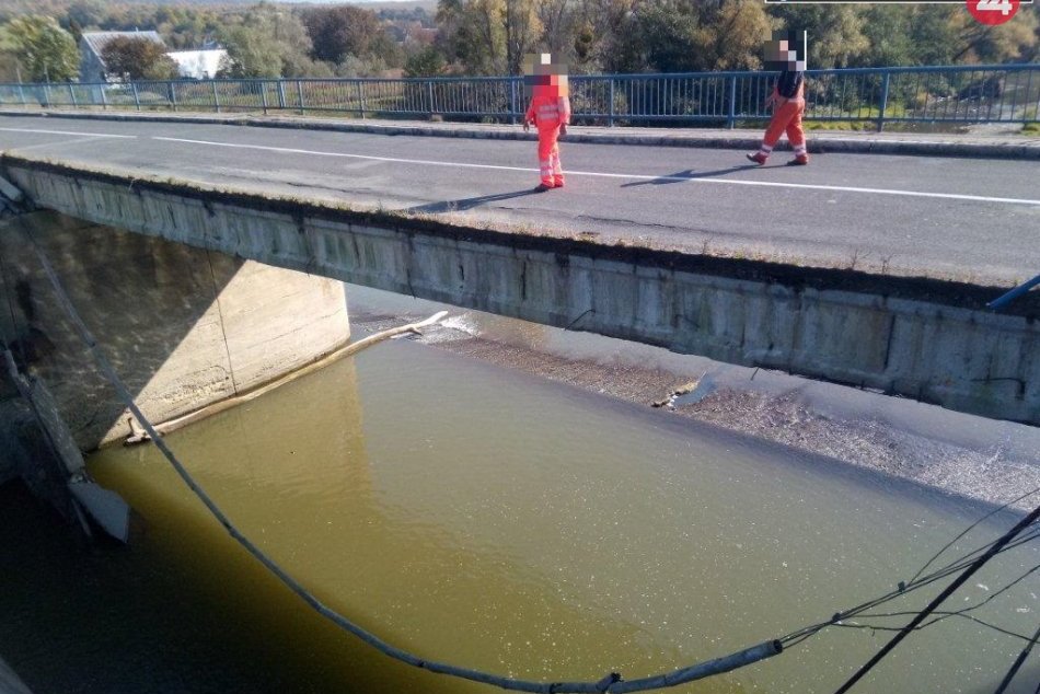 FOTO z miesta: V Strážskom sa zrútila časť mosta!
