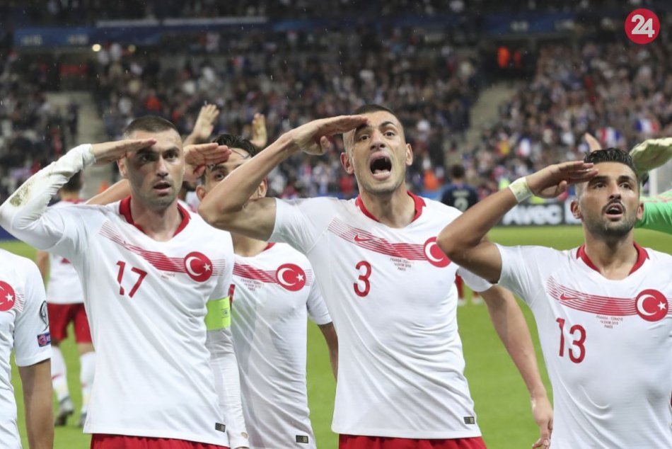 Futbalisti Turecka opäť salutovaním podporili inváziu v Sýrii