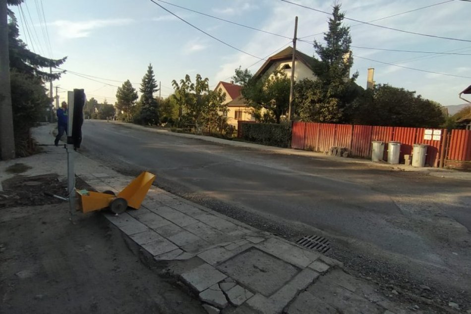 FOTO: V obci Nedožery – Brezany sa niekto ulakomil na batérie v semaforoch