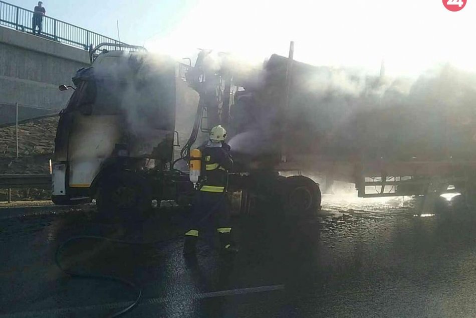 Plamene na R1: Hasiči zasahovali pri požiari kamióna