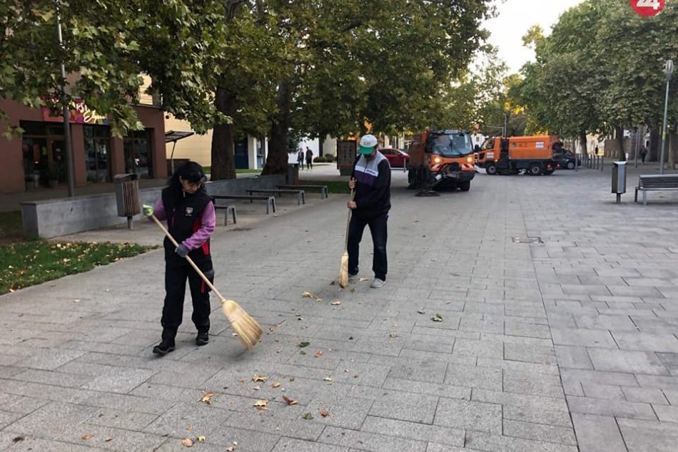 Jesenné práce vo Veči: Aktivačnými prácami pomáhajú mestu, FOTO