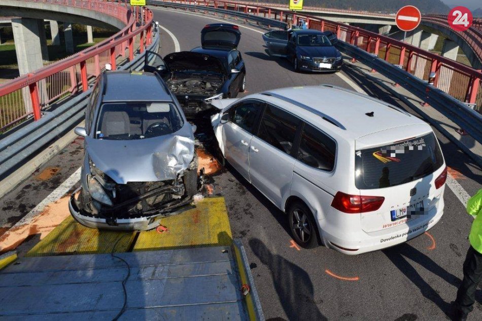 FOTO: Nehoda na diaľničnom privádzači v Považskej Bystrici, zrážka troch áut