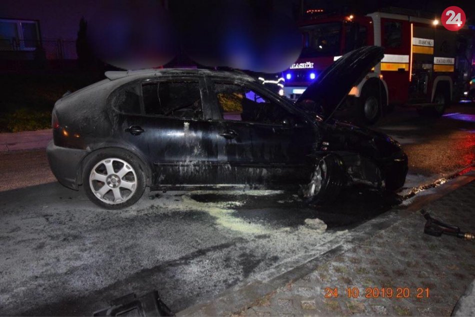 V OBRAZOCH: Vozidlo po nehode v Selciach zhorelo