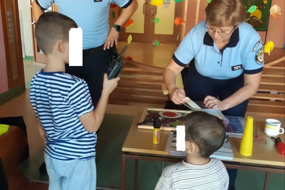 V OBRAZOCH: Mestskí policajti v Bystrici navštívili choré deti