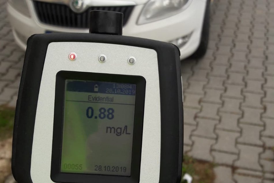 FOTO: Mirovi (48) z Nemšovej policajti namerali 0,88 mg/l -1,83 promile alkoholu