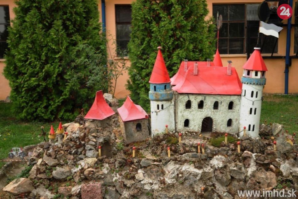 Spomínate si na hlohovecký minizámok v areáli SAD? Nadšenci stavajú jeho repliku