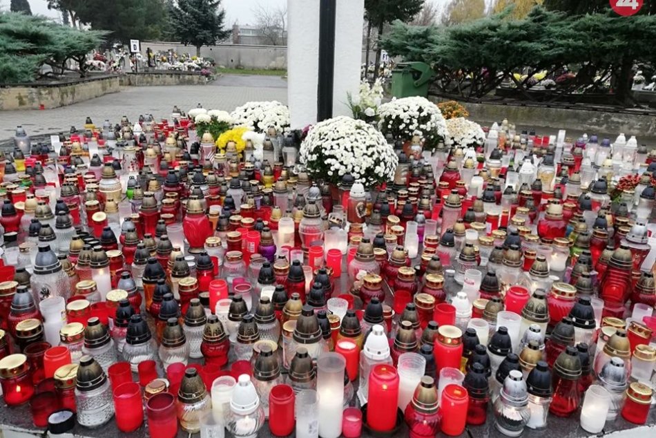 Dušičková atmosféra na mestskom cintoríne v Michalovciach