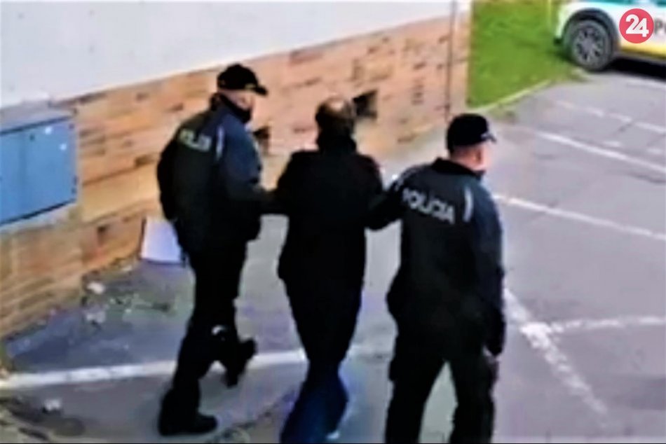 FOTO: Obvineného Romana (49) z okresu Považská Bystrica odvádza polícia