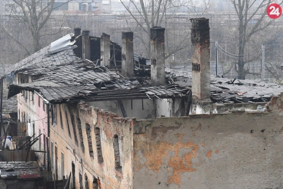 OBRAZOM: V Krompachoch sa na bytovke prepadla strecha