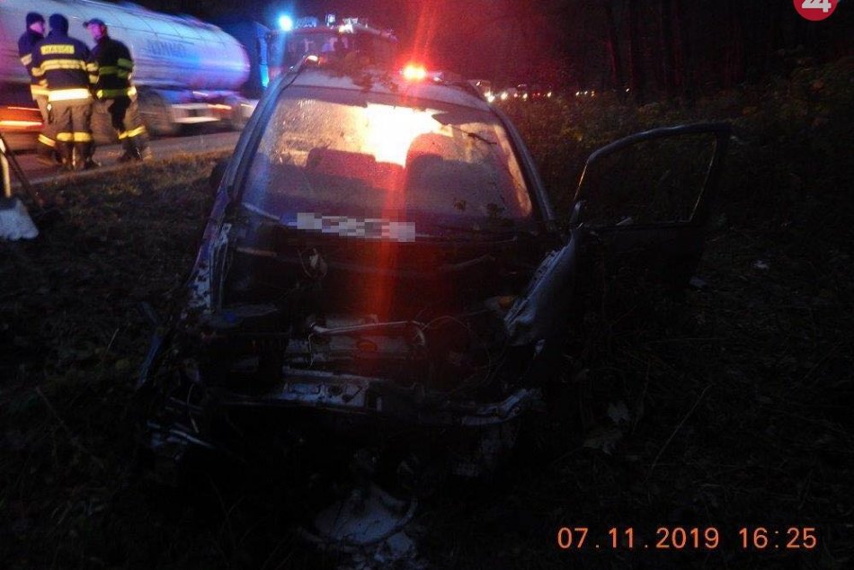 V OBRAZOCH: Auto za Kriváňom po šmyku na mokrej ceste narazilo do stromu