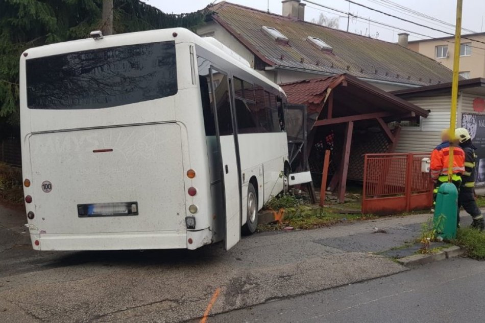 FOTO: Autobus skončil v altánku rodinného domu